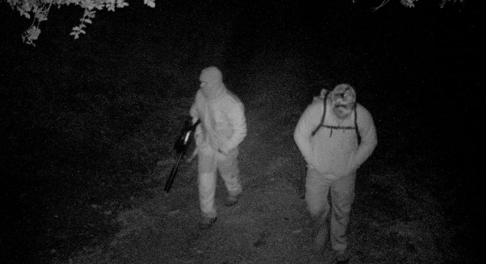 Los dos furtivos, captados por una cámara de seguridad.