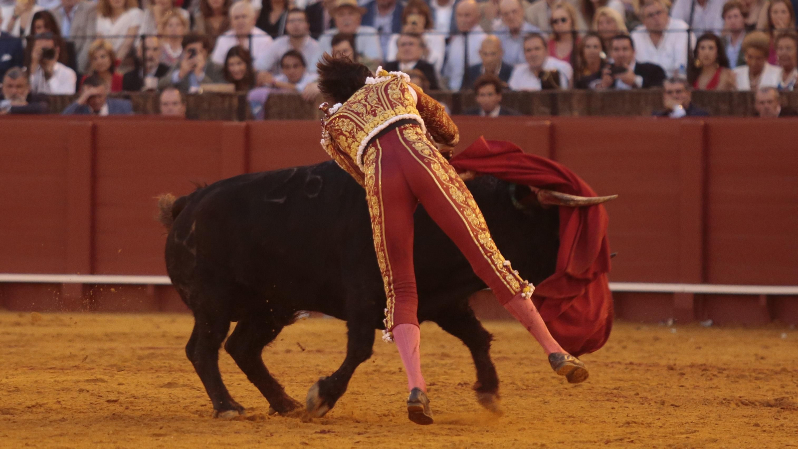 Las imágenes de la faena de Roca Rey al sexto de la tarde