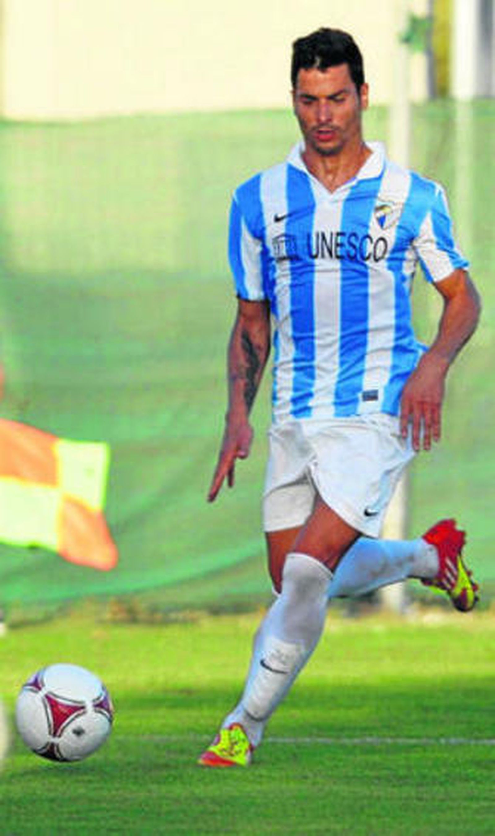 Emilio Guerra conduce un balón.