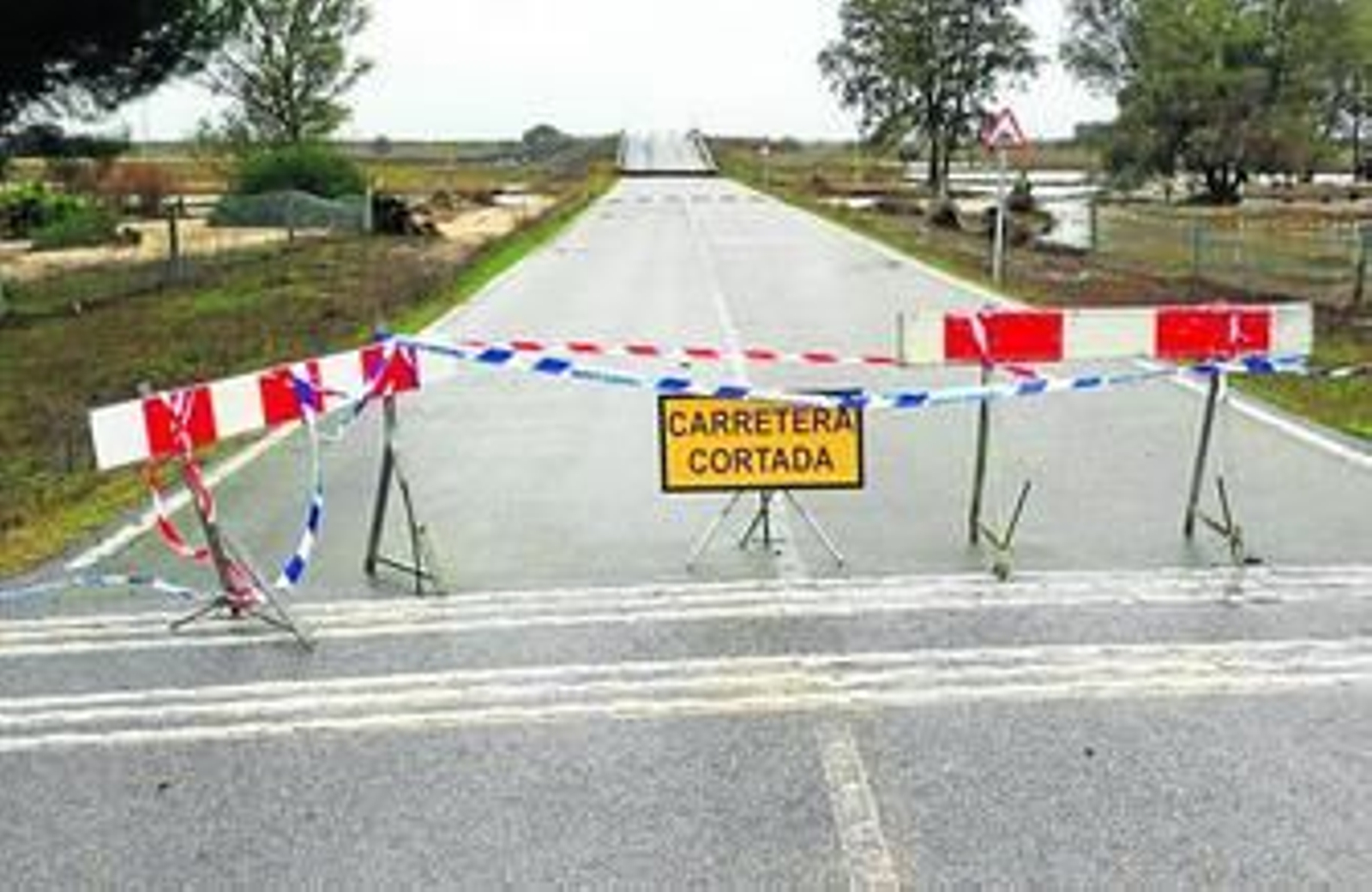 El camino agrícola entre Villamanrique y El Rocío, cortado tras el temporal de este invierno a la altura del Arroyo del Partido.