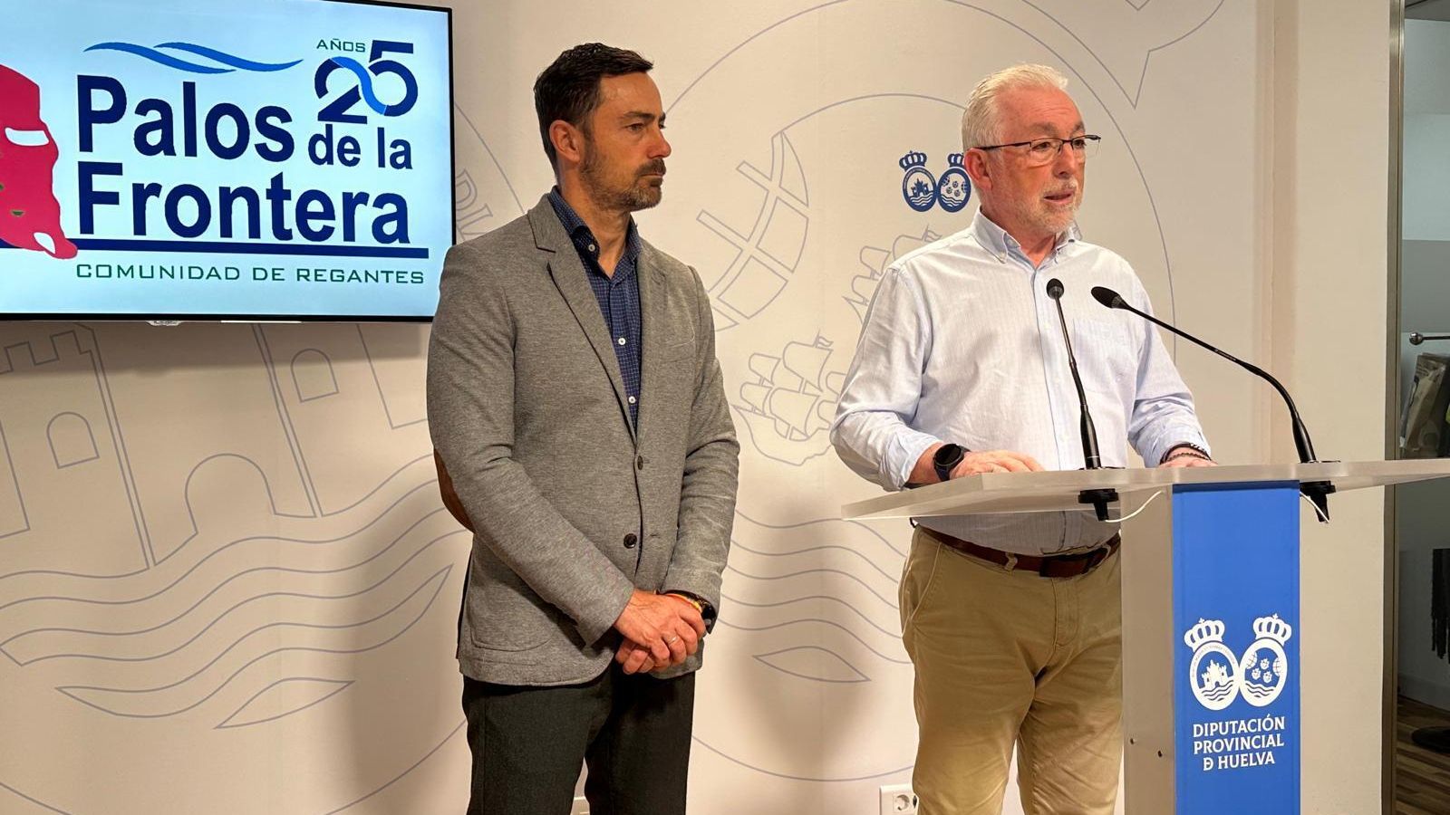 Elsecretario gerente de la Comunidad de Regantes Palos de la Frontera, Fernando Sánchez, junto al diputado provincial,  Juan Daniel Romero...