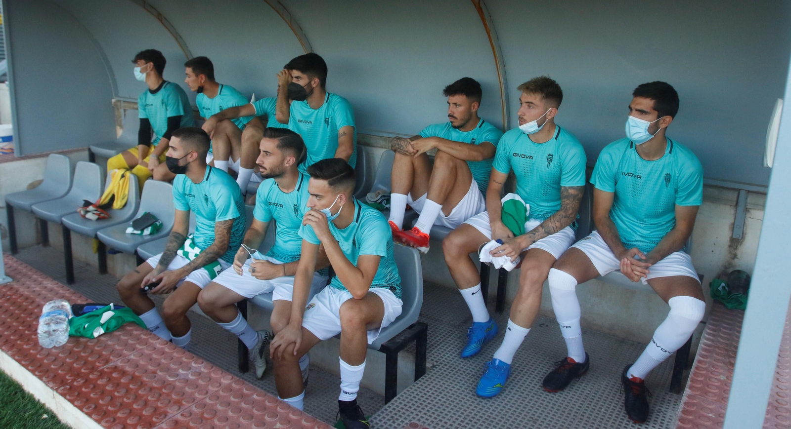 El banquillo del Córdoba en Puente Genil, repleto de jugadores del primer equipo.