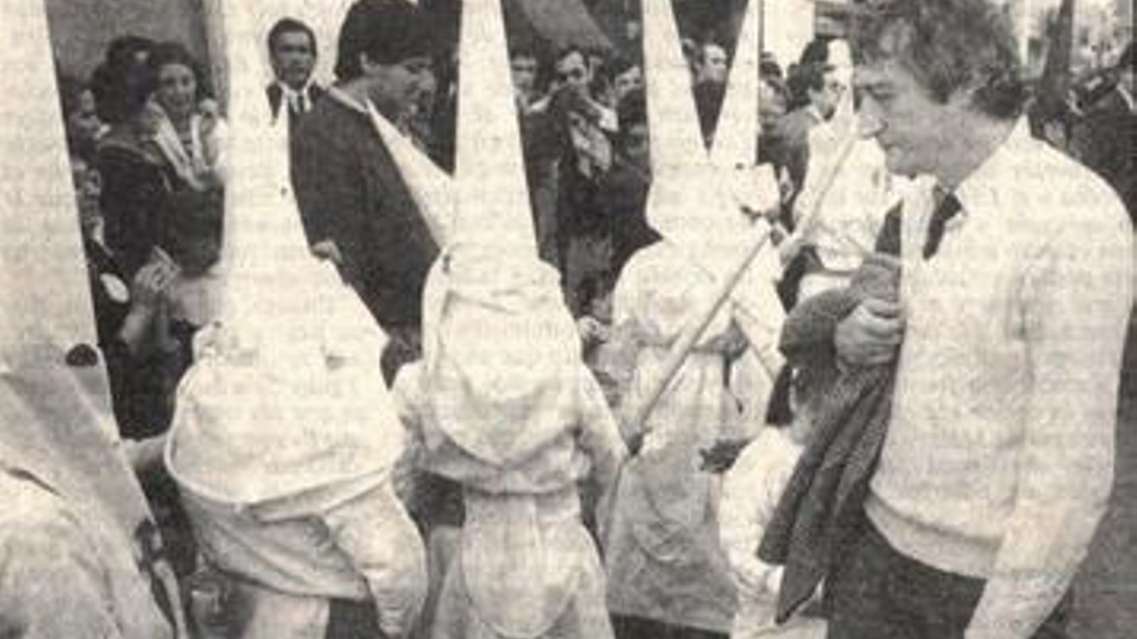 Silvio, cofrade eterno. Viendo pasar La Borriquita. Foto de Pepe Cazorla para Diario 16. Cortesía de Paco Bech.