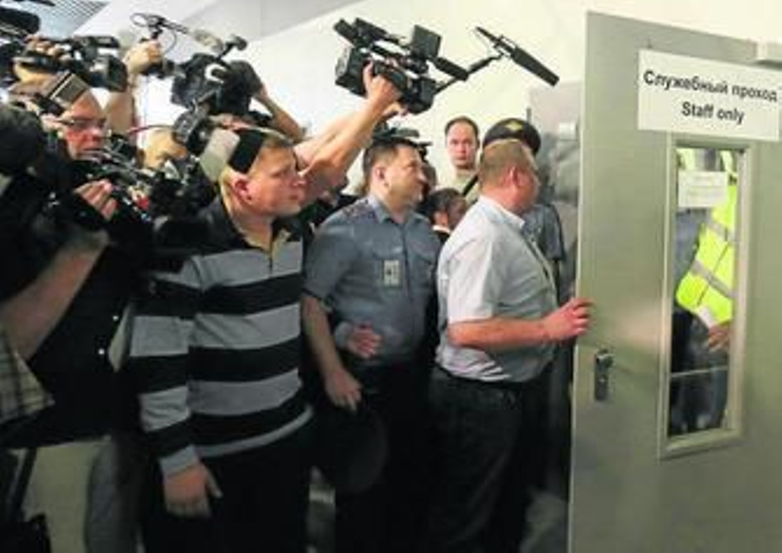 Numerosos periodistas graban la zona de tránsito en la que se encuentra Snowden, en una imagen reciente.