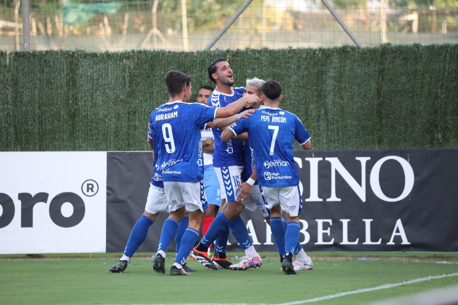 Los azulinos celebran el tanto de Ilias que daba el empate ante el Estepona en la primera jornada de la pasada temporada.