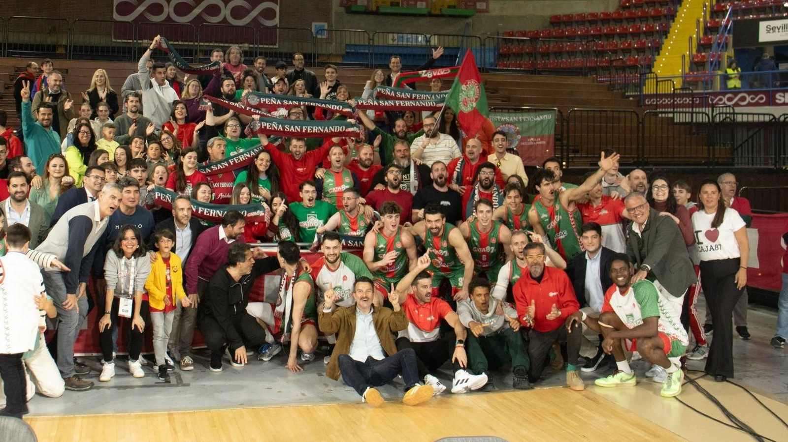 Los jugadores del Caja 87 junto a la afición en San Pablo
