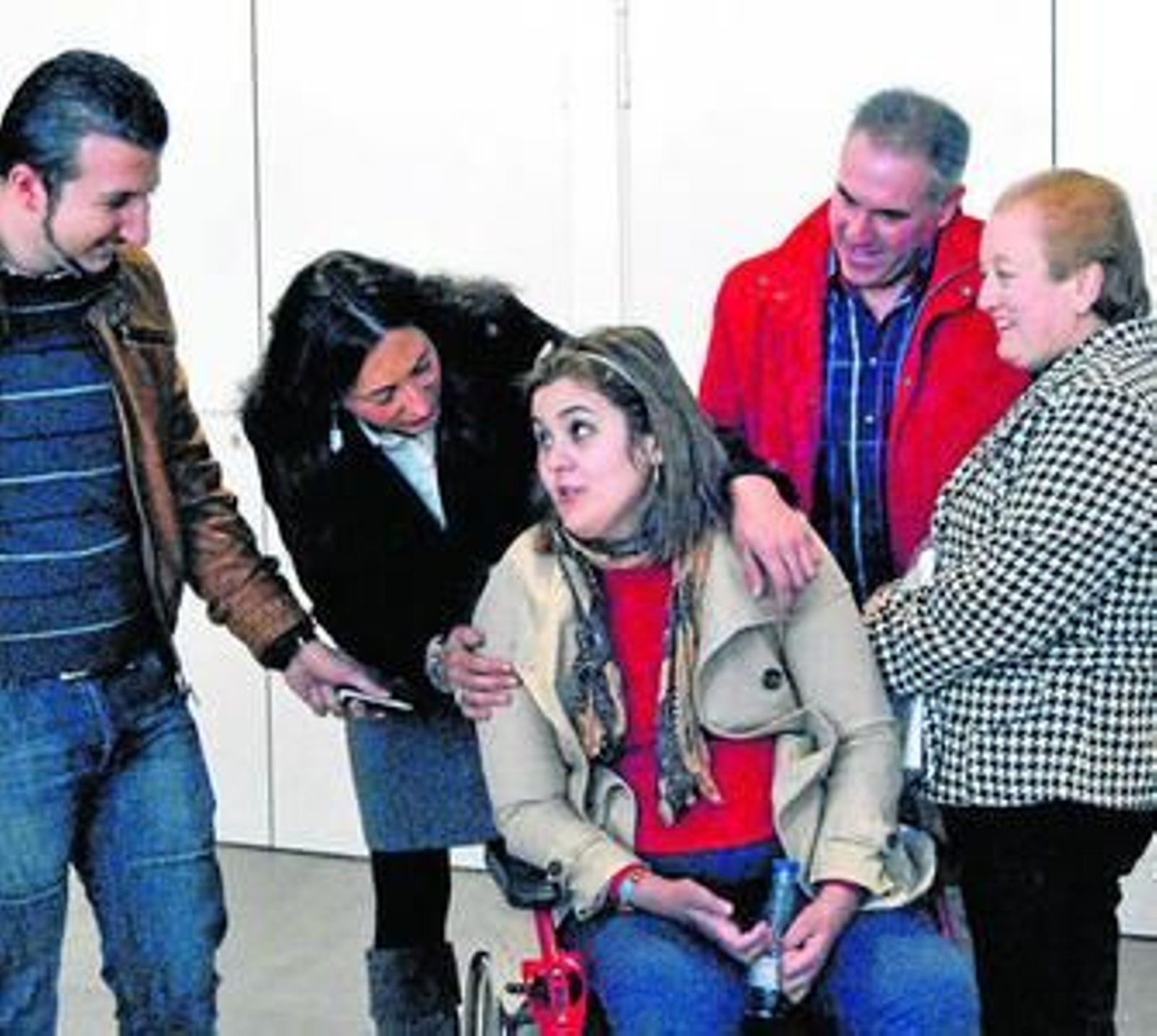 Inmaculada Sánchez, en la silla de ruedas, con su familia y la alcaldesa de Valverde del Camino.