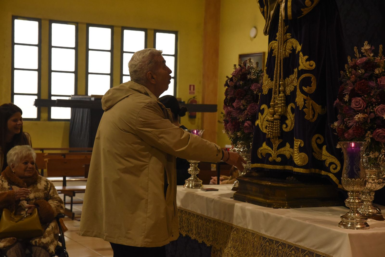 Las fotos del besapié del Medinaceli en la iglesia de Santiago de La Línea