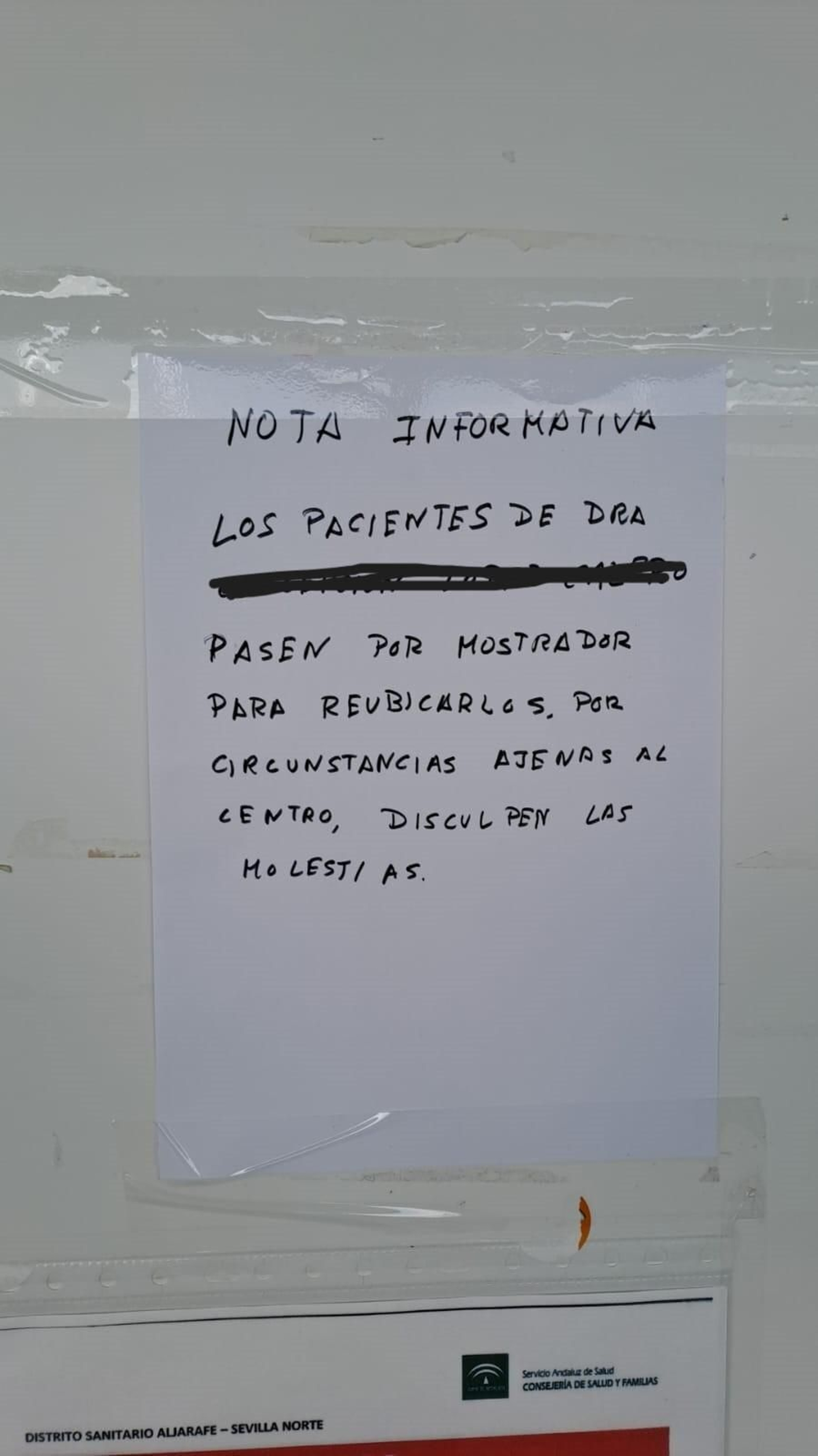El cartel que los padres se han encontrado en la puerta de la consulta de su pediatra en el centro de salud Clara Campoarmor.