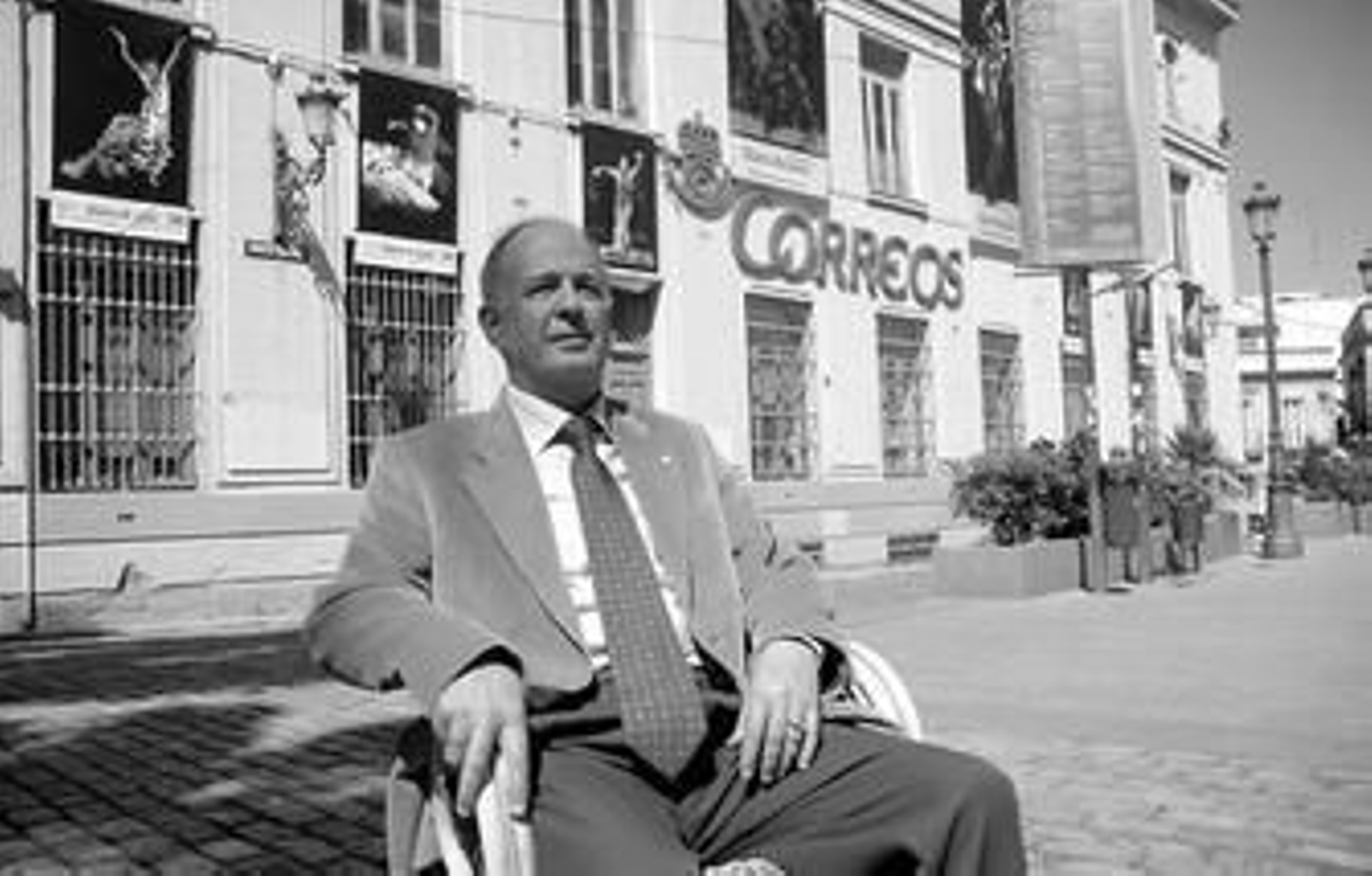 Ángel Martos Merino ante el edificio principal de Correos. Ángel Martos Merino ante el edificio principal de Correos.