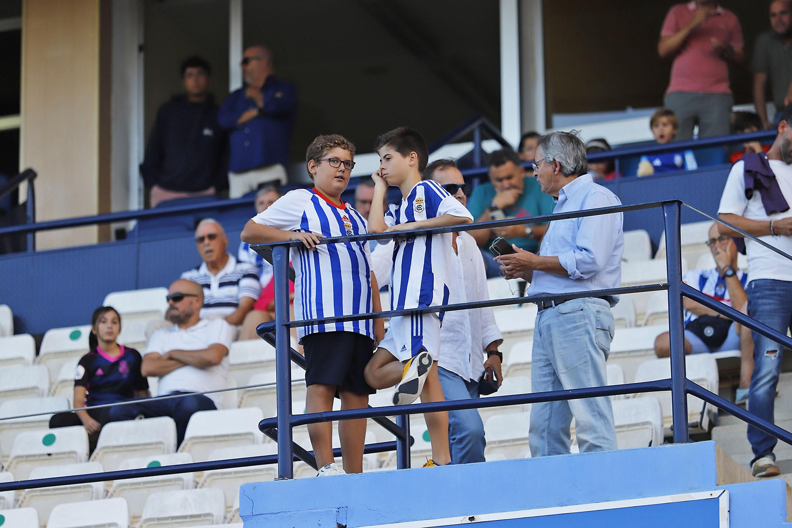 Imágenes del ambiente en el Recreativo de Huelva y Antequera CF