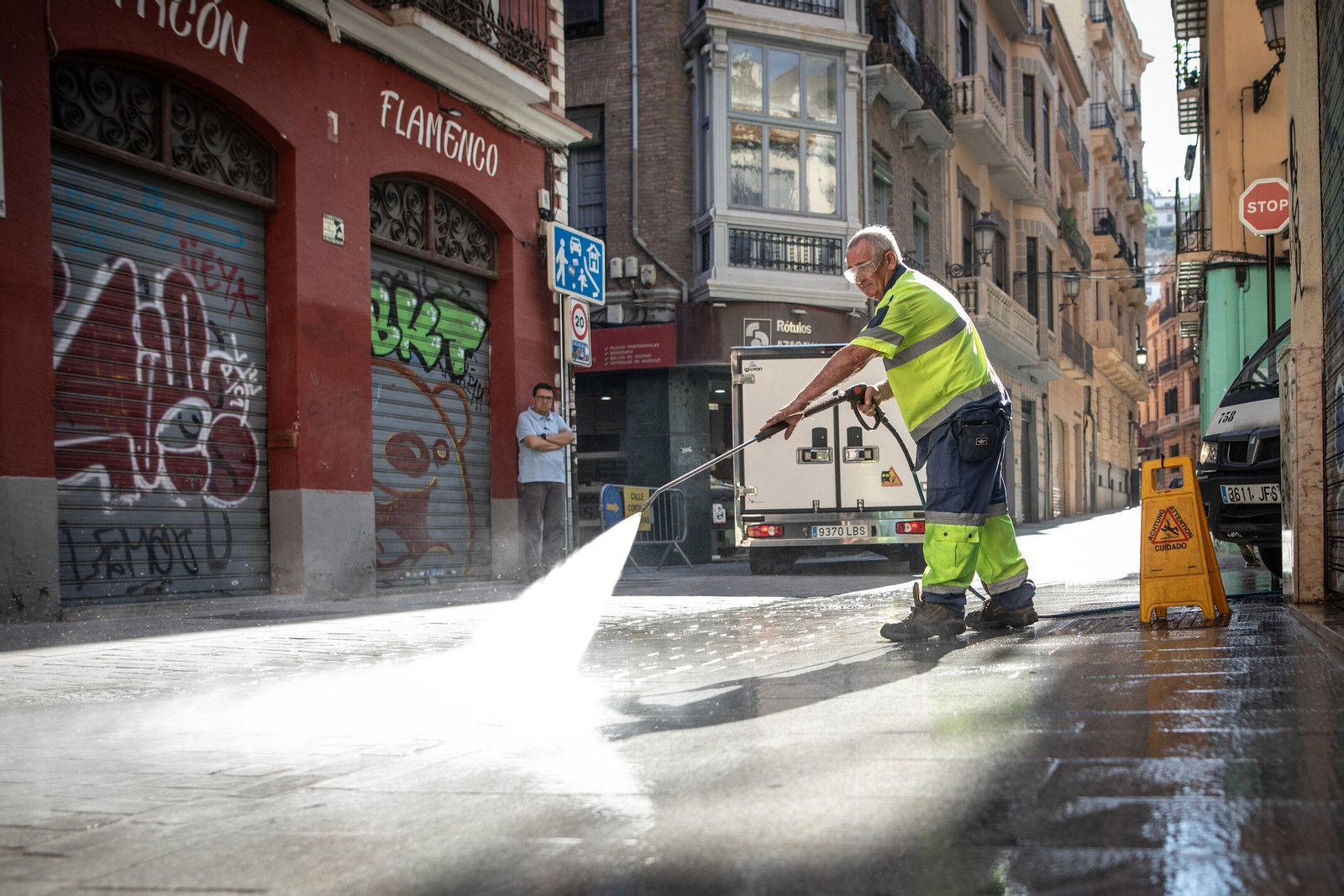 Un operario de Inagra realiza tareas de baldeo y fregado en la Plaza del Boquerón de Granada