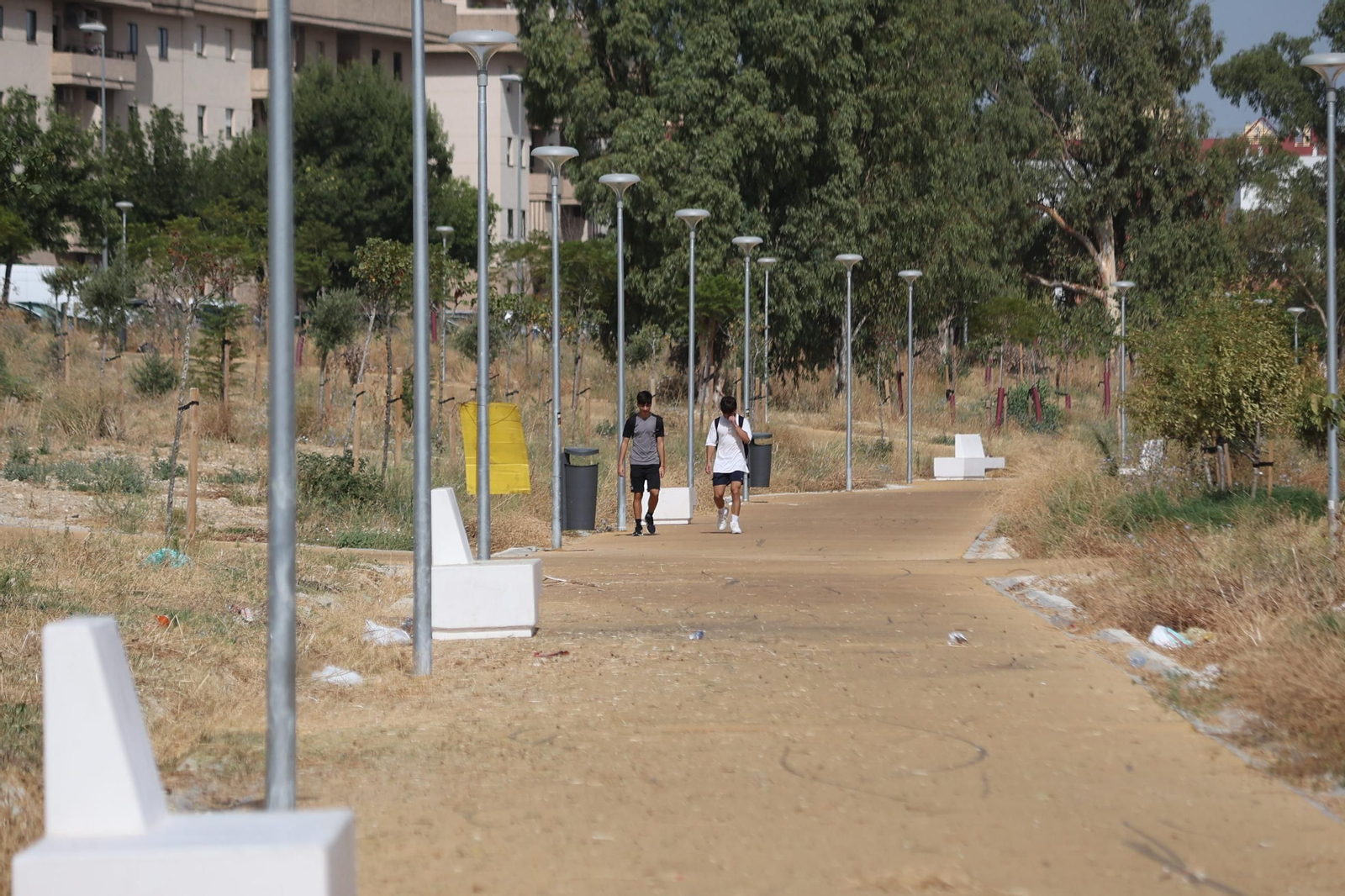 Jóvenes pasean por el bosque urbano de La Canaleja, una zona con evidentes signos de falta de mantenimiento.
