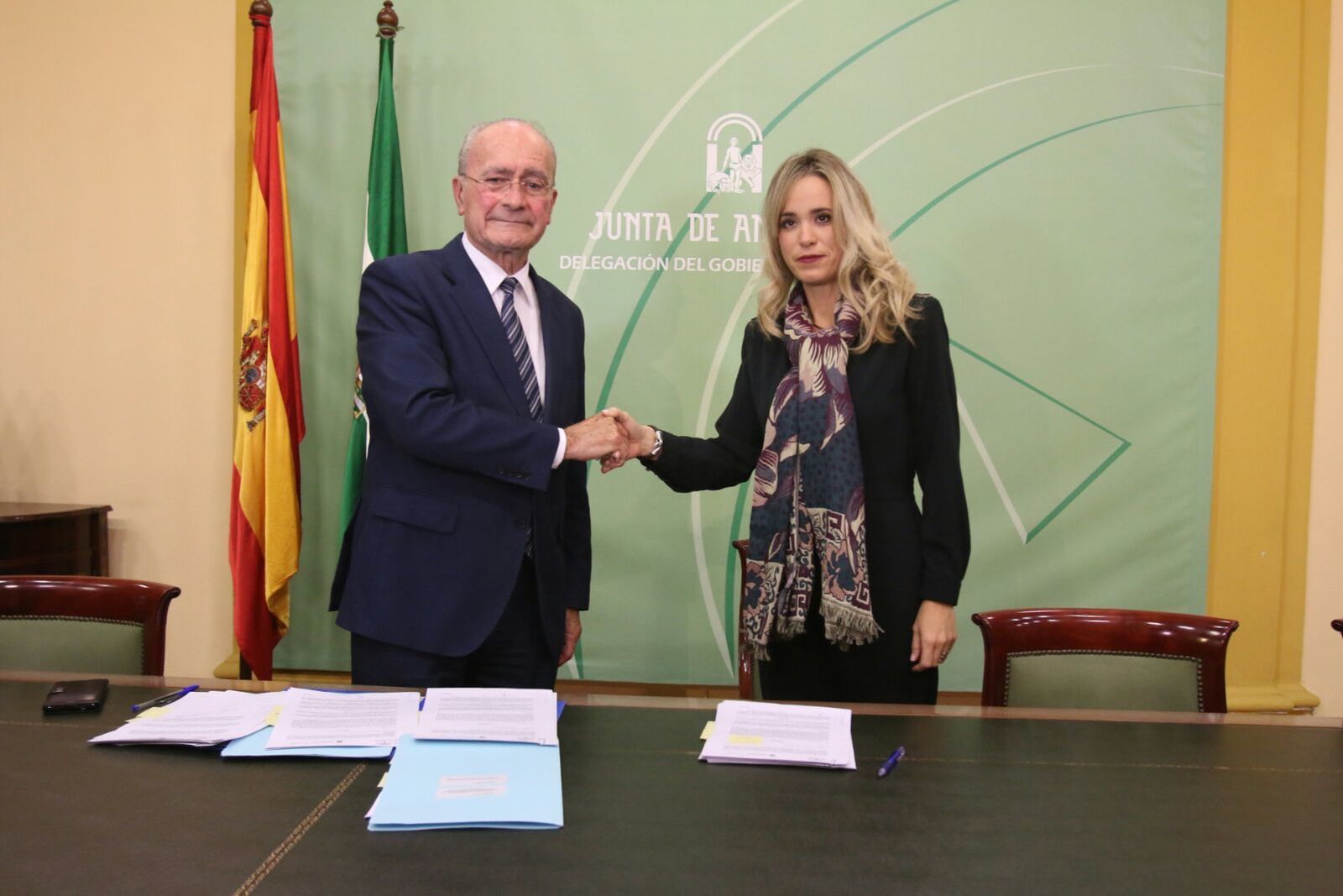 De la Torre y Alba escenifican la firma del acuerdo.