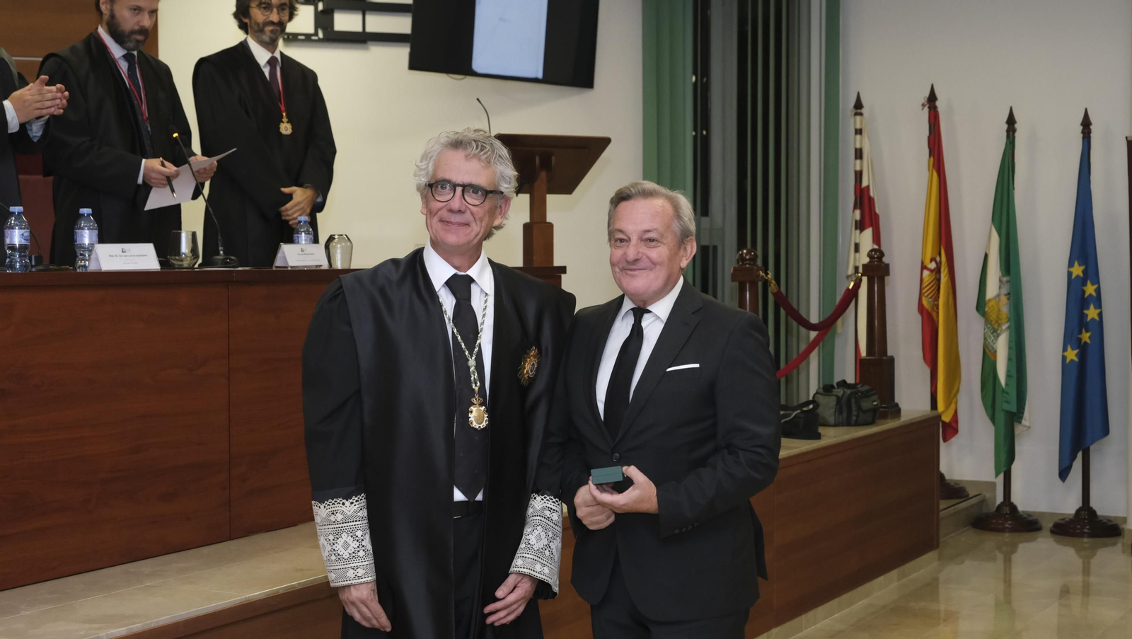 Entrega de insignias de 25 años de colegiado en el Colegio de Abogados de Almería, en imágenes