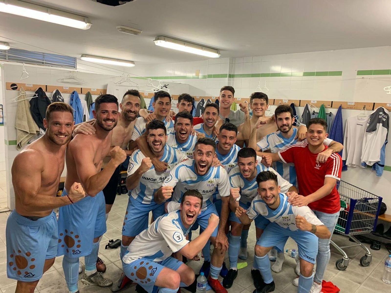 Los jugadores del Alhaurín de la Torre celebran el triunfo.