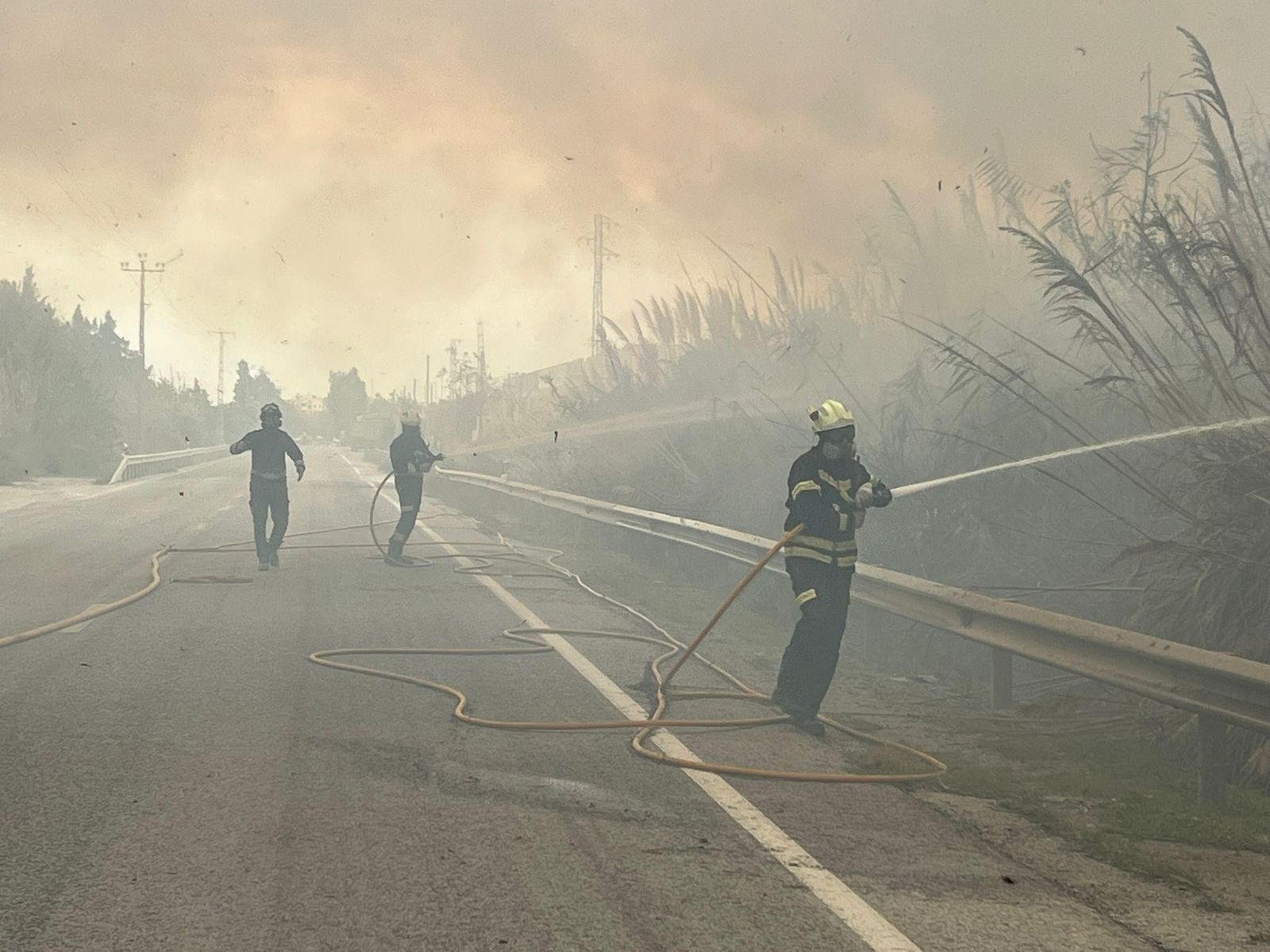 Los incendios no paran ni en diciembre: un fuego aparatoso quema cañaverales en Motril