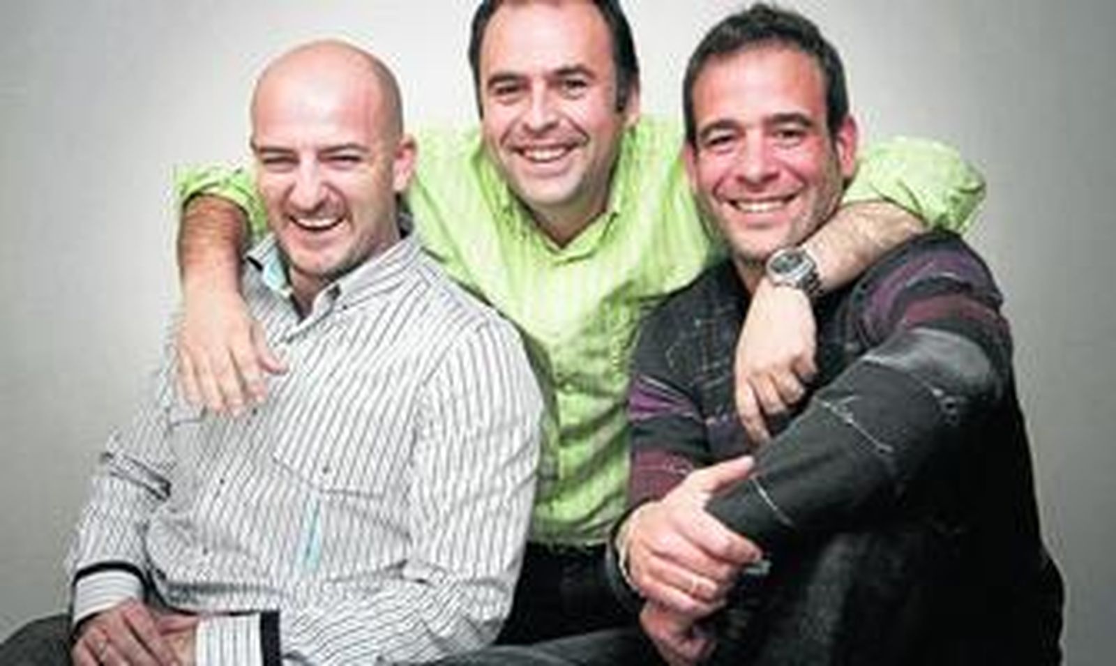 Roberto Ribiero, Manuel Moncayo y Javier Orellana posan reflejando el optimismo que caracteriza a la asociación Corremos Por Tus Sueños.