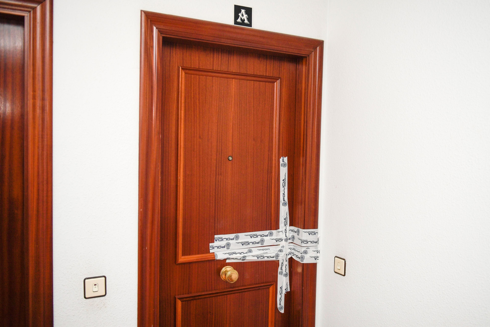 Los agentes lograron entrar en la casa y encontraron a la niña ya fallecida tendida en la cama junto a su madre