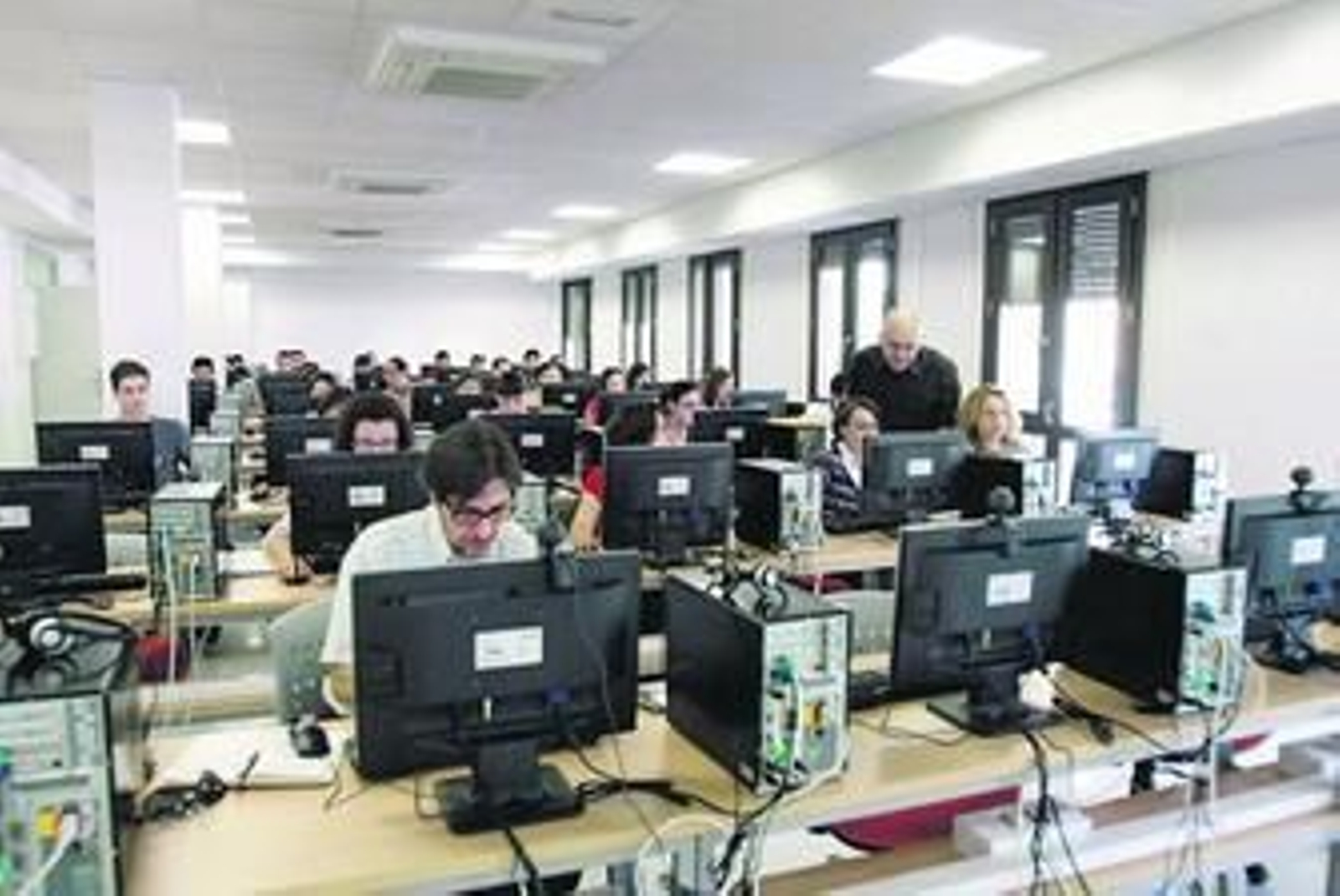 Más horas de clase, aulas con más alumnos y menos sueldo, el panorama que se dibuja para el profesorado con los ajustes anunciados por el Gobierno de Rajoy.