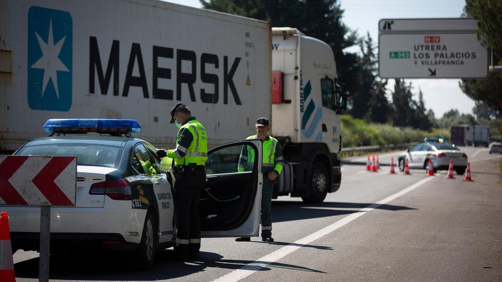 La Guardia Civil para a un transportista.