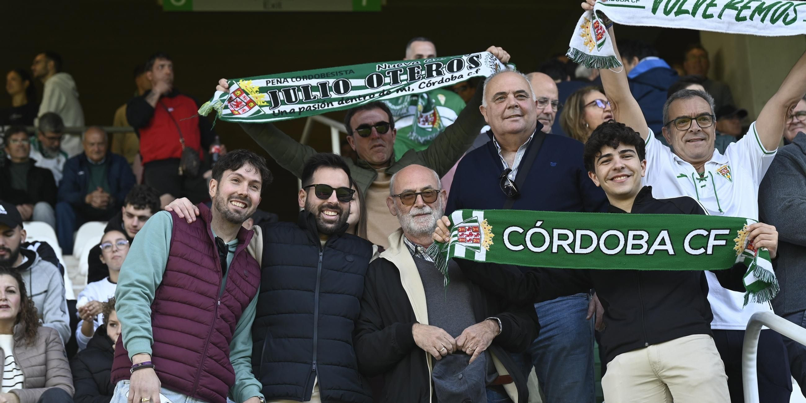 Un grupo de aficionados del Córdoba CF antes del partido ante el Eibar.