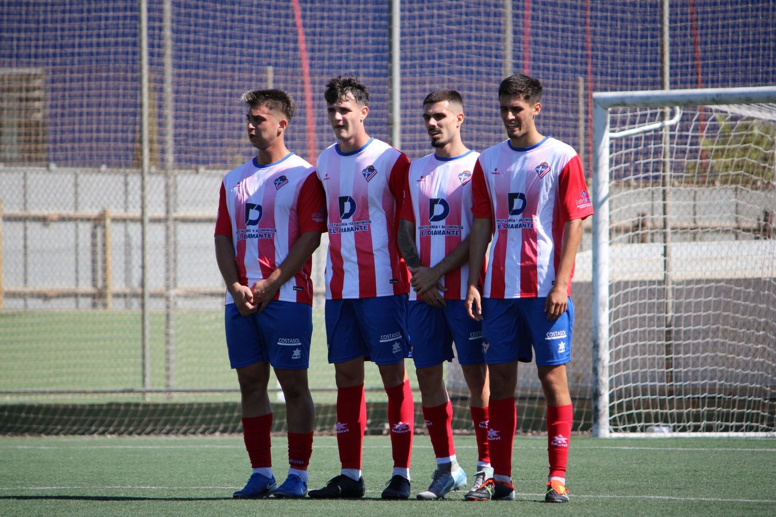 Diego Felices, Pablo Abarca, Dani Lidueña y Pablo Checa forman una barrera.
