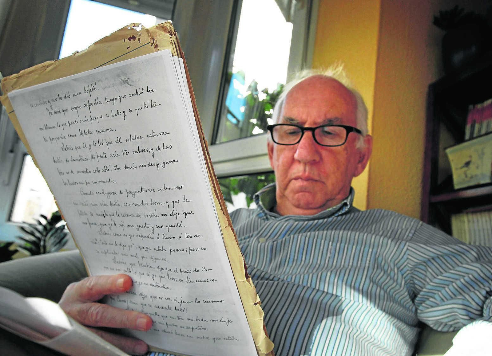 Justo Juliá con algunos manuscritos de finales del siglo XIX de la revista 'Dinamita'.