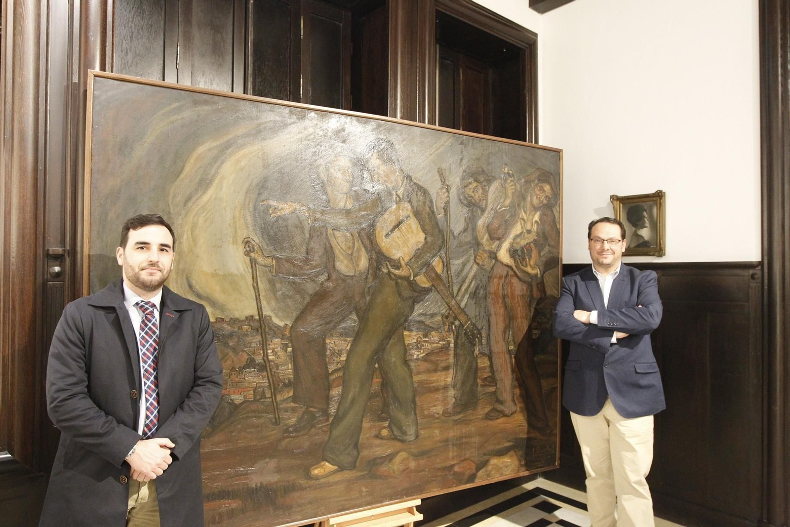 El concejal de Cultura, Carlos Sánchez, junto a Juan Manuel Martín Robles y la obra 'Los Aguinalderos' de Perceval.