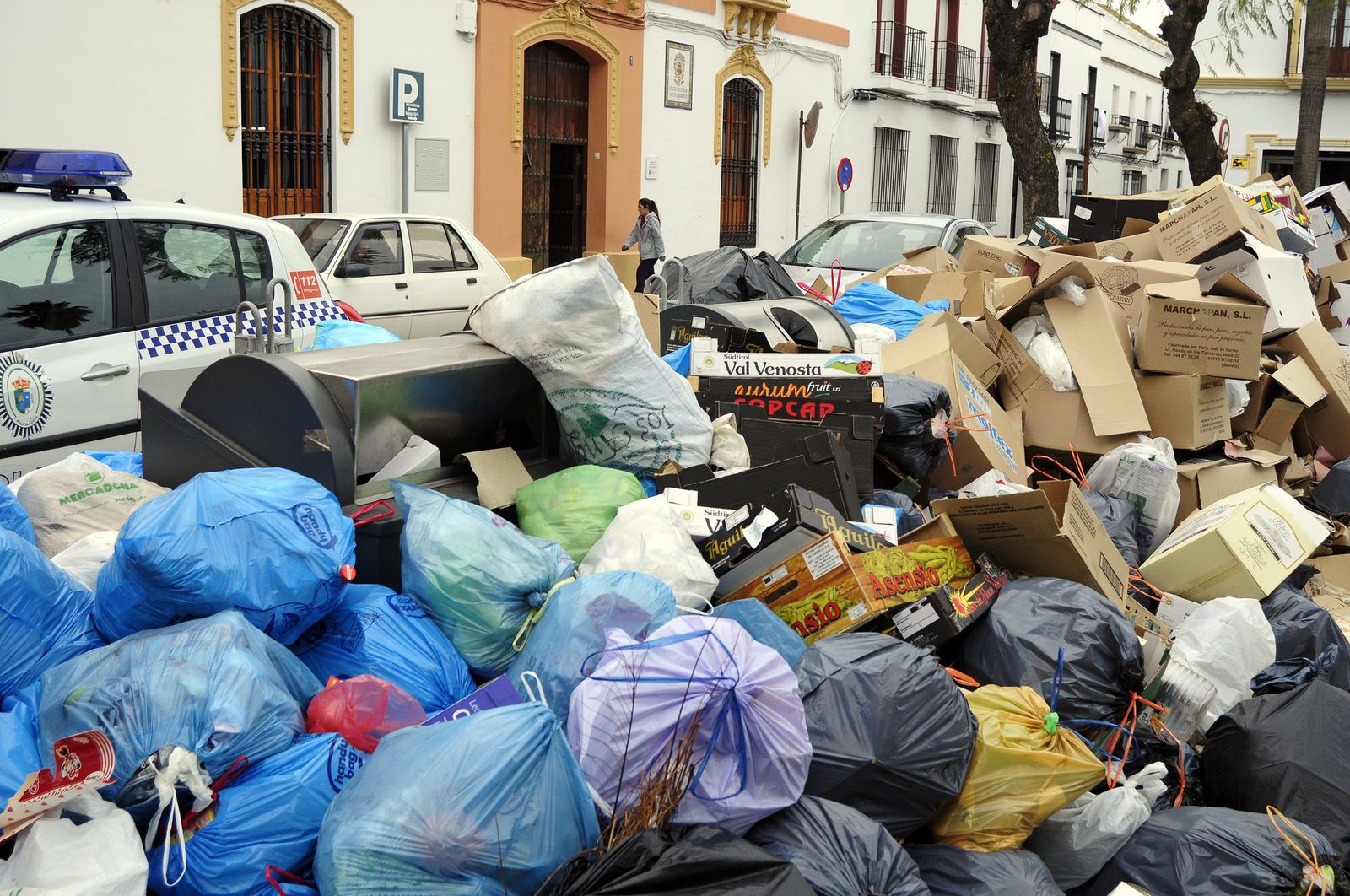 Basura acumulada en las calles de El Coronil durante la huelga