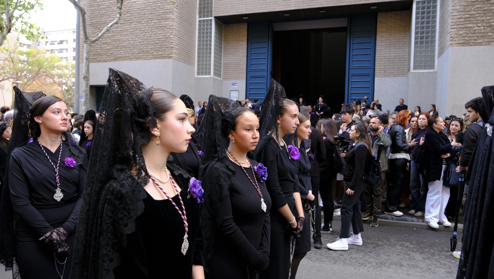 Pasión vuelve a su Iglesia de Santa Teresa azotada por la lluvia