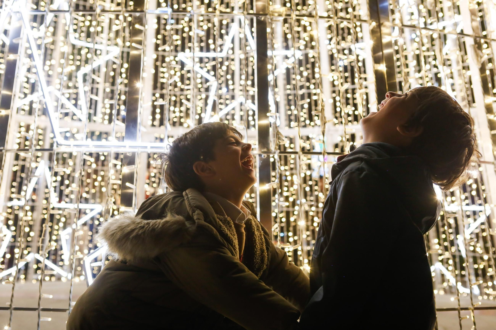 Fotos del encendido del alumbrado navideño en Los Barrios y la gran nevada artificial