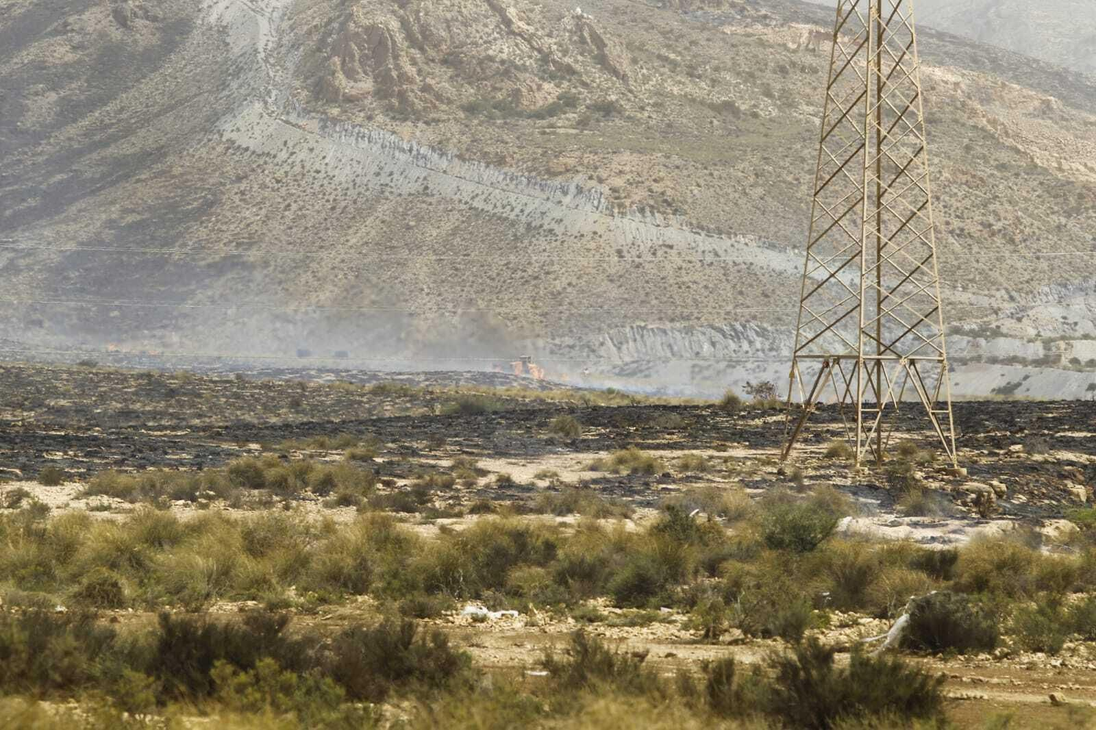 Imágenes del primer gran incendio en Almería a las puertas del verano