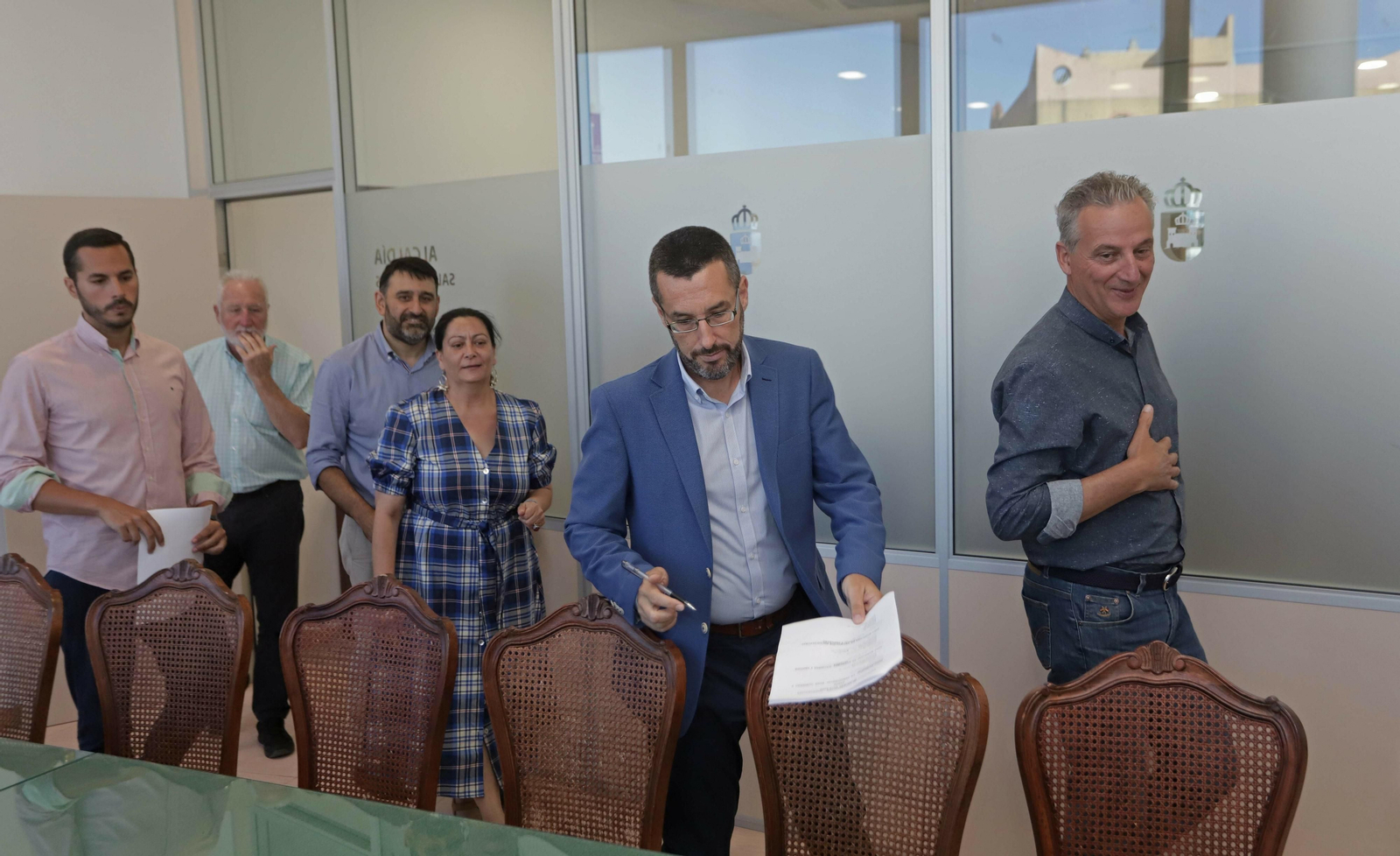 Parte del equipo de gobierno de La Línea, antes de una rueda de prensa