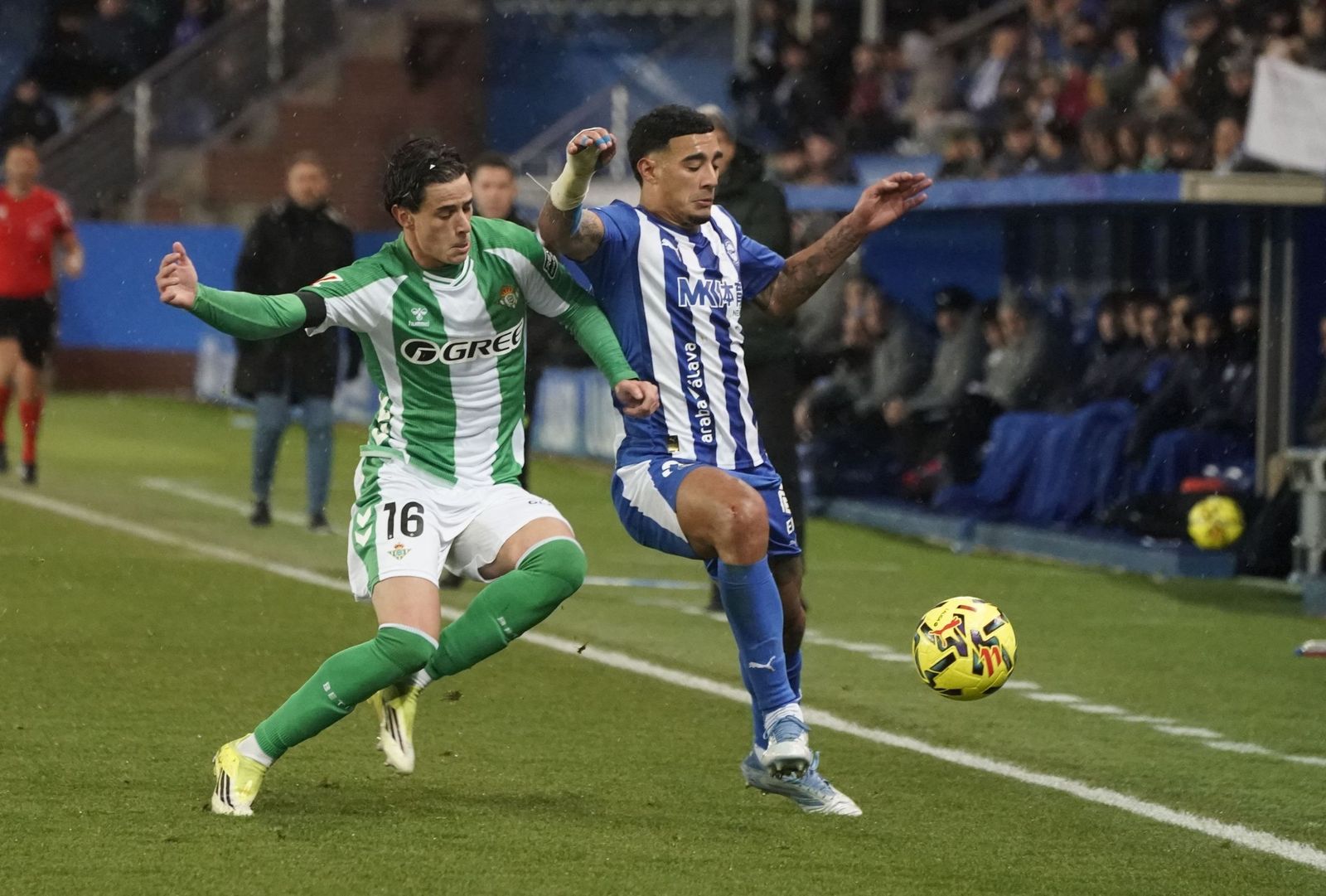 Valentín Gómez aprieta a Protosoni en la banda.