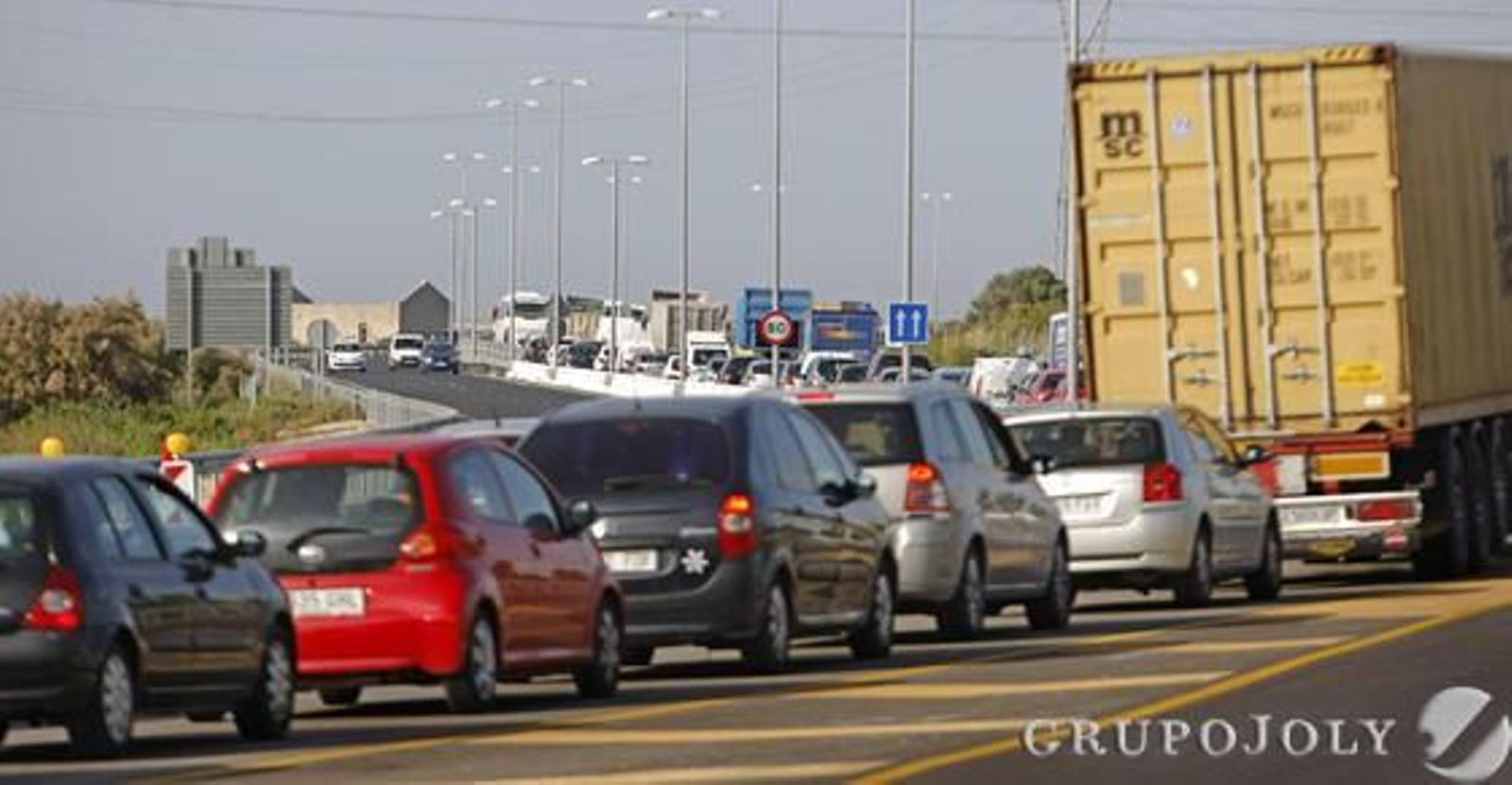 Las colas a la entrada de la ciudad en horas punta no se veían desde hacía años.

Foto: Julio González