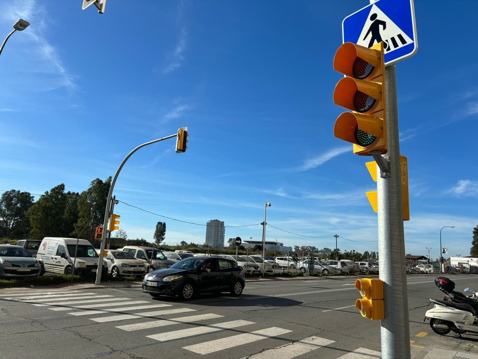 Un semáforo en Huelva capital.