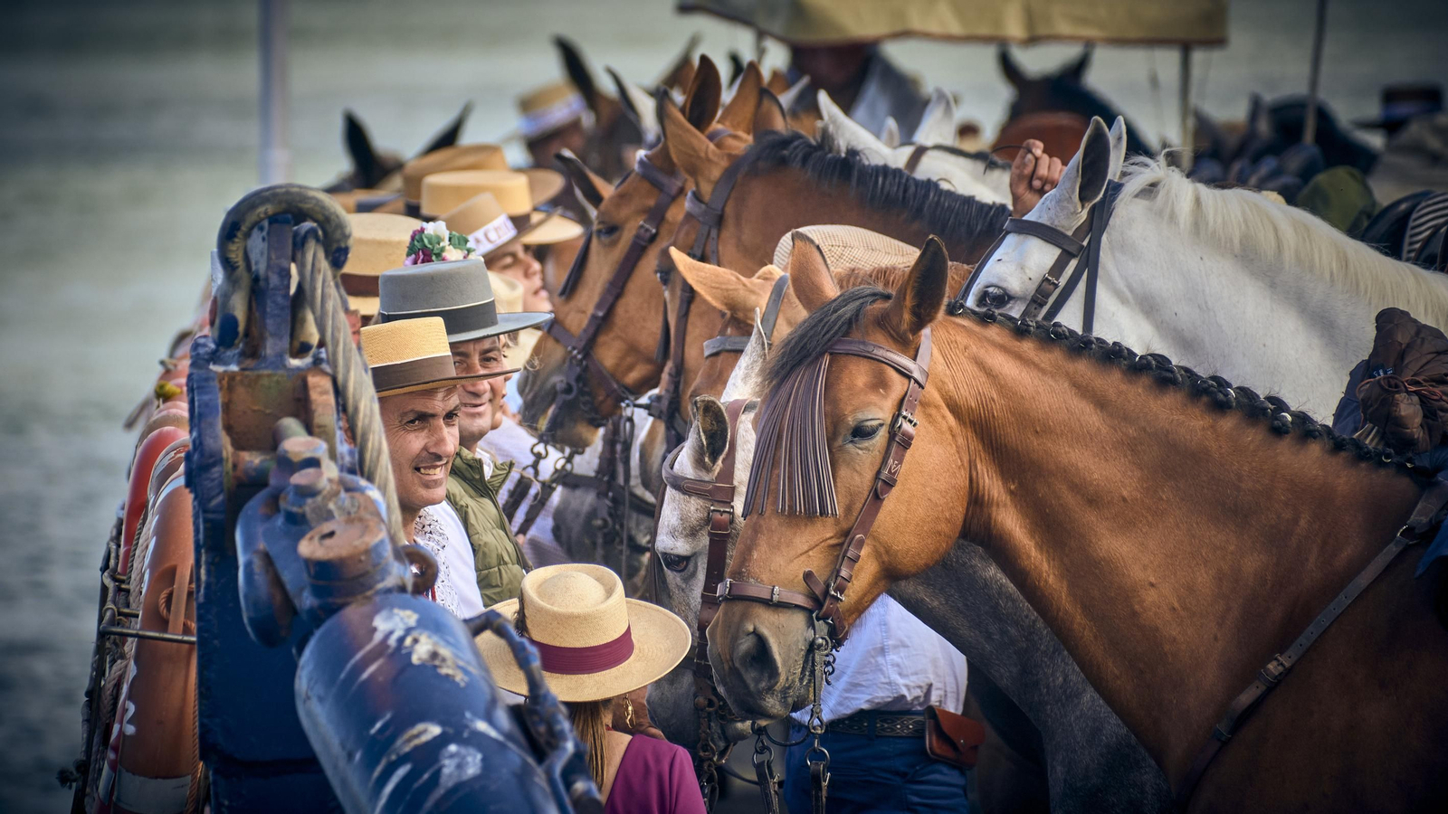 El embarque de las hermandes rocieras de Cádiz en Bajo de Guía