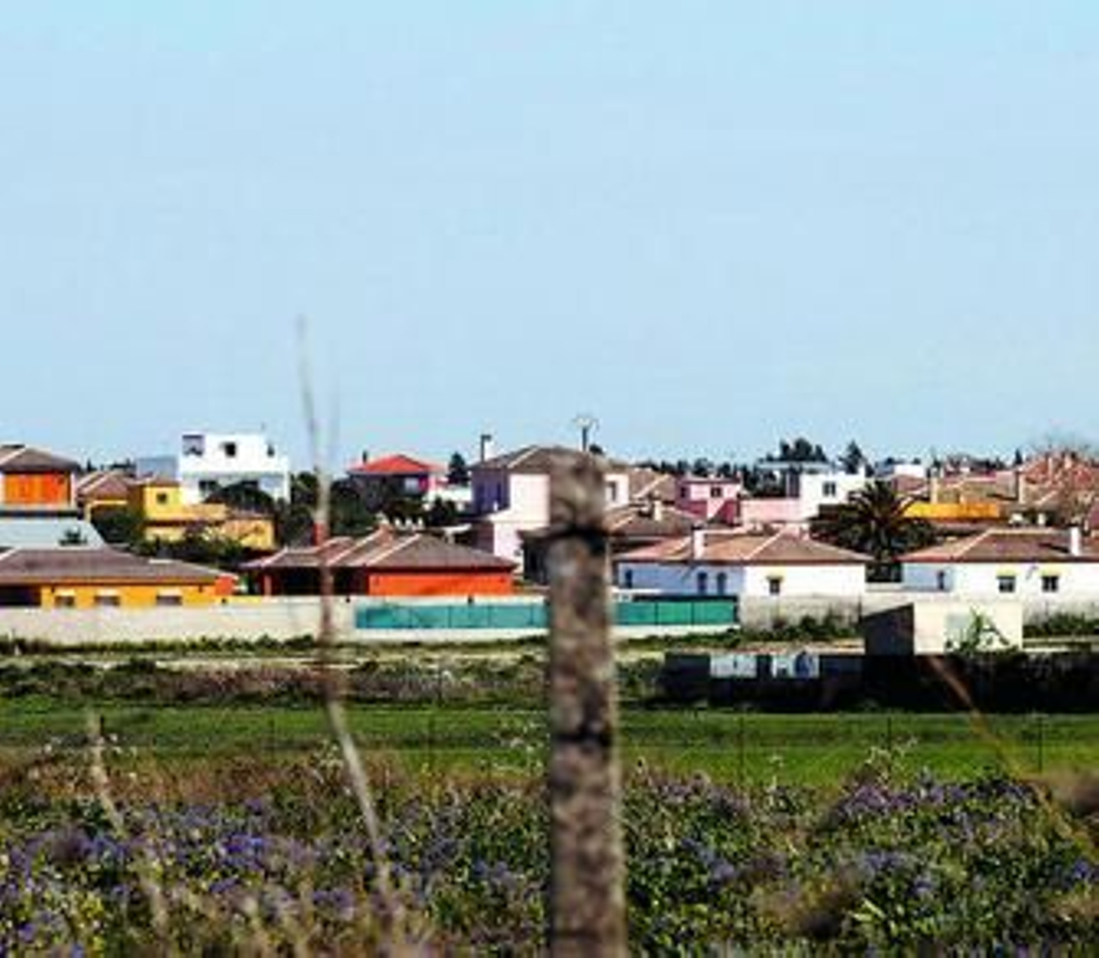 Viviendas construidas al margen del planeamiento en la carretera de Sanlúcar, en El Puerto.