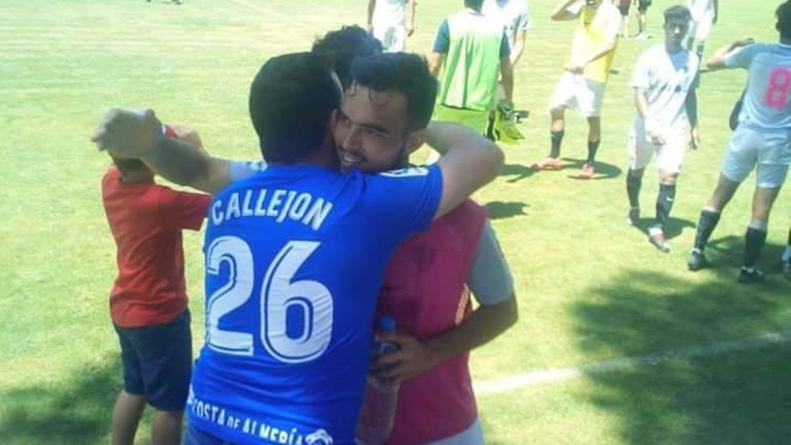 Abrazando al futbolista.