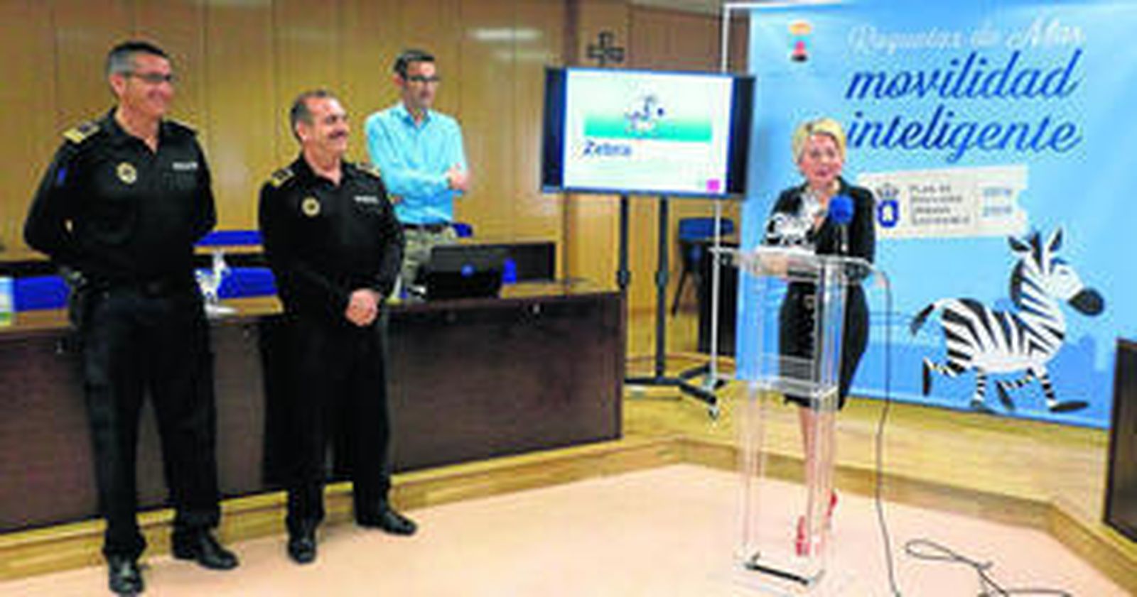 La concejala, con miembros de la Policía Local, ayer durante la presentación de 'Roquetas, movilidad inteligente'.