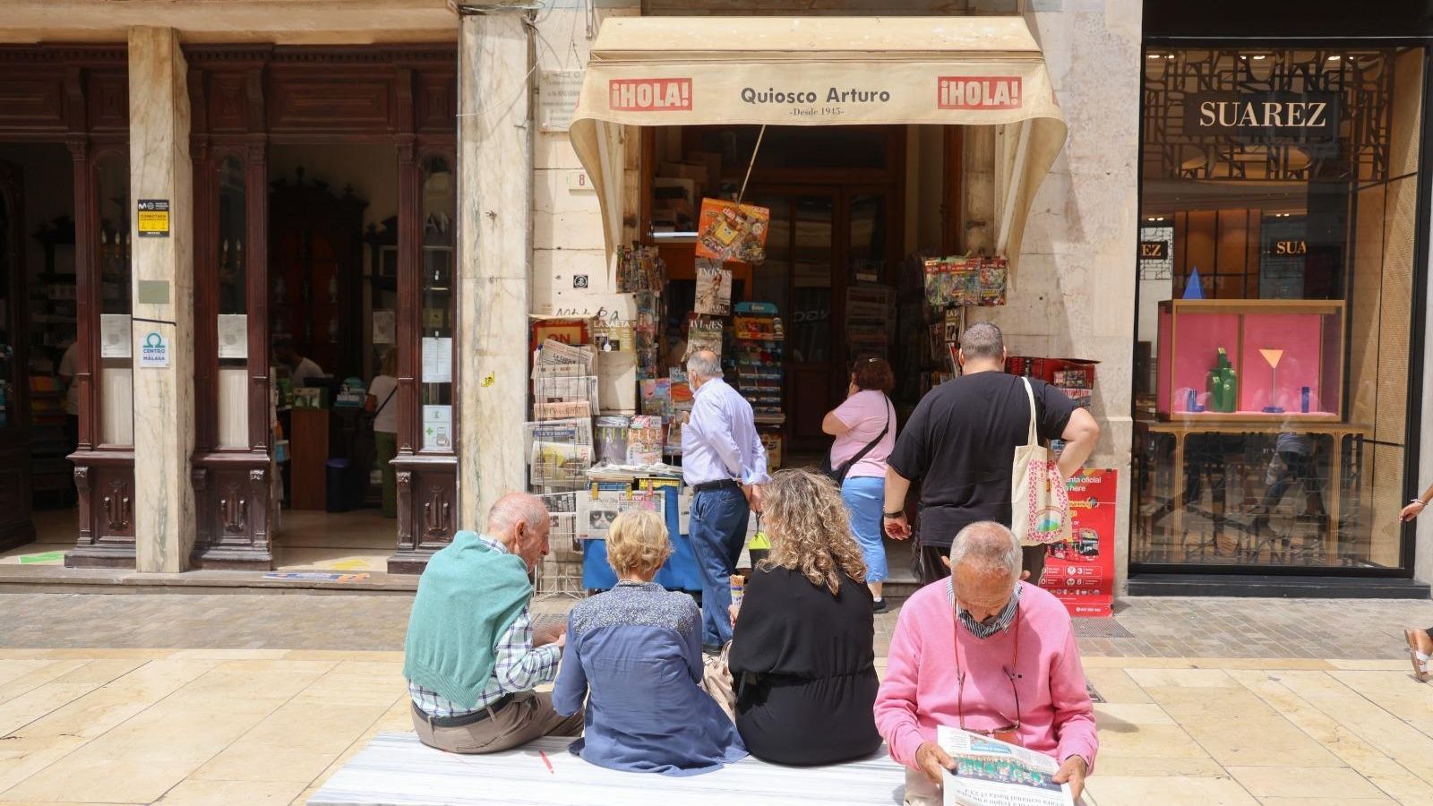 Farmacia Mata y Quiosco Arturo llevan juntos pared con pared casi 70 años.