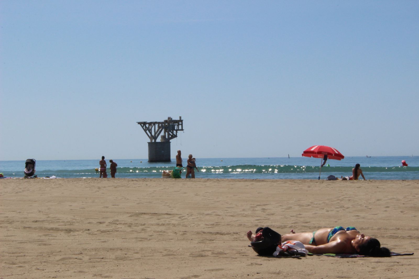 Una mujer toma el sol en la playa de El Cable, en Marbella