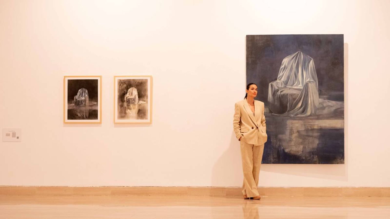 Virginia Saldaña, junto a alguno de sus cuadros en la Casa de la Provincia.