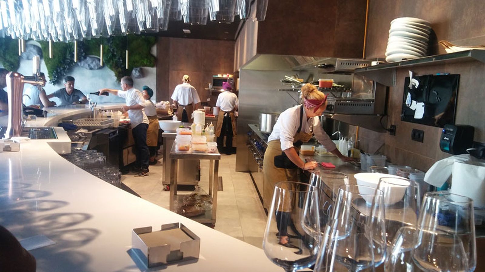 La cocina se ve desde la barra