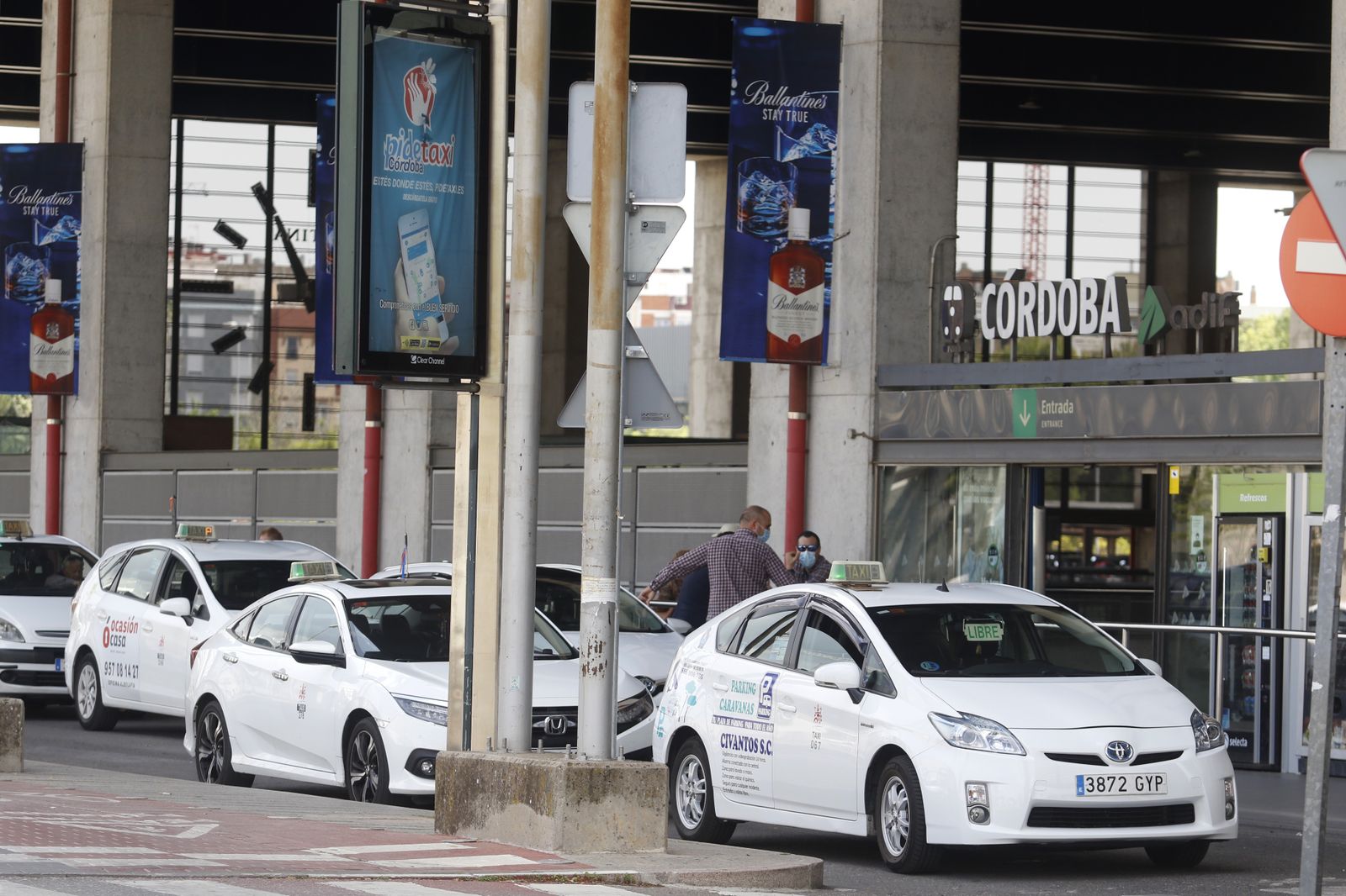 Varios taxis esperan viajeros a las puertas de la estación del AVE.