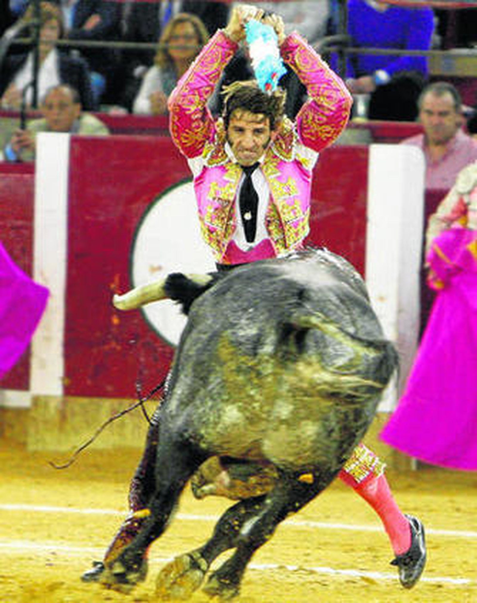 Juan José Padilla, pareando al toro que le cogió el pasado 7 de octubre en la plaza de Zaragoza.