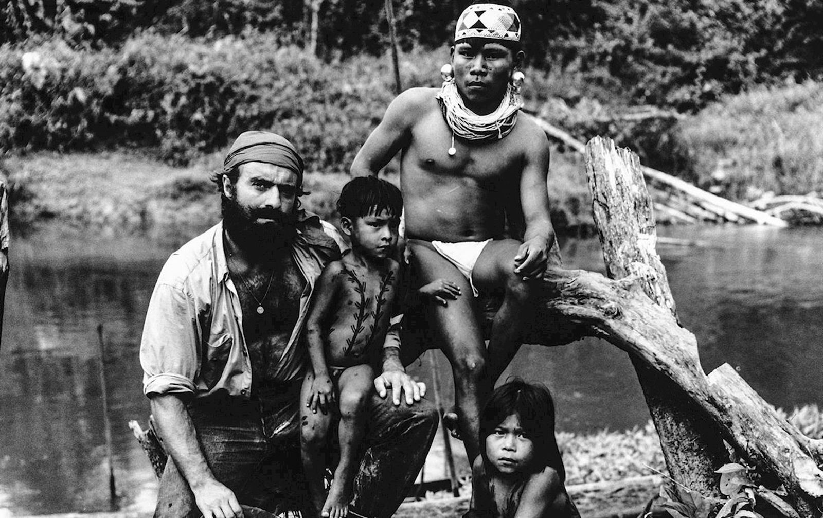 Miguel de la Quadra-Salcedo con indígenas del Amazonas