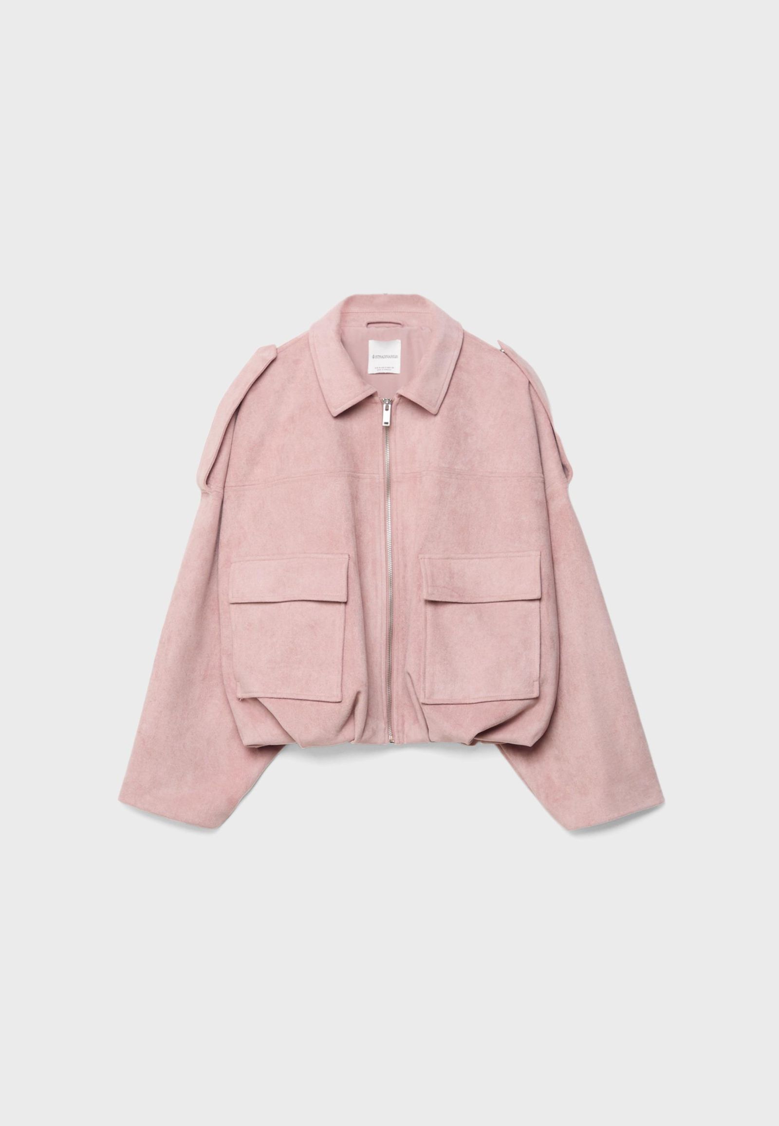 Chaqueta rosa de Stradivarius.