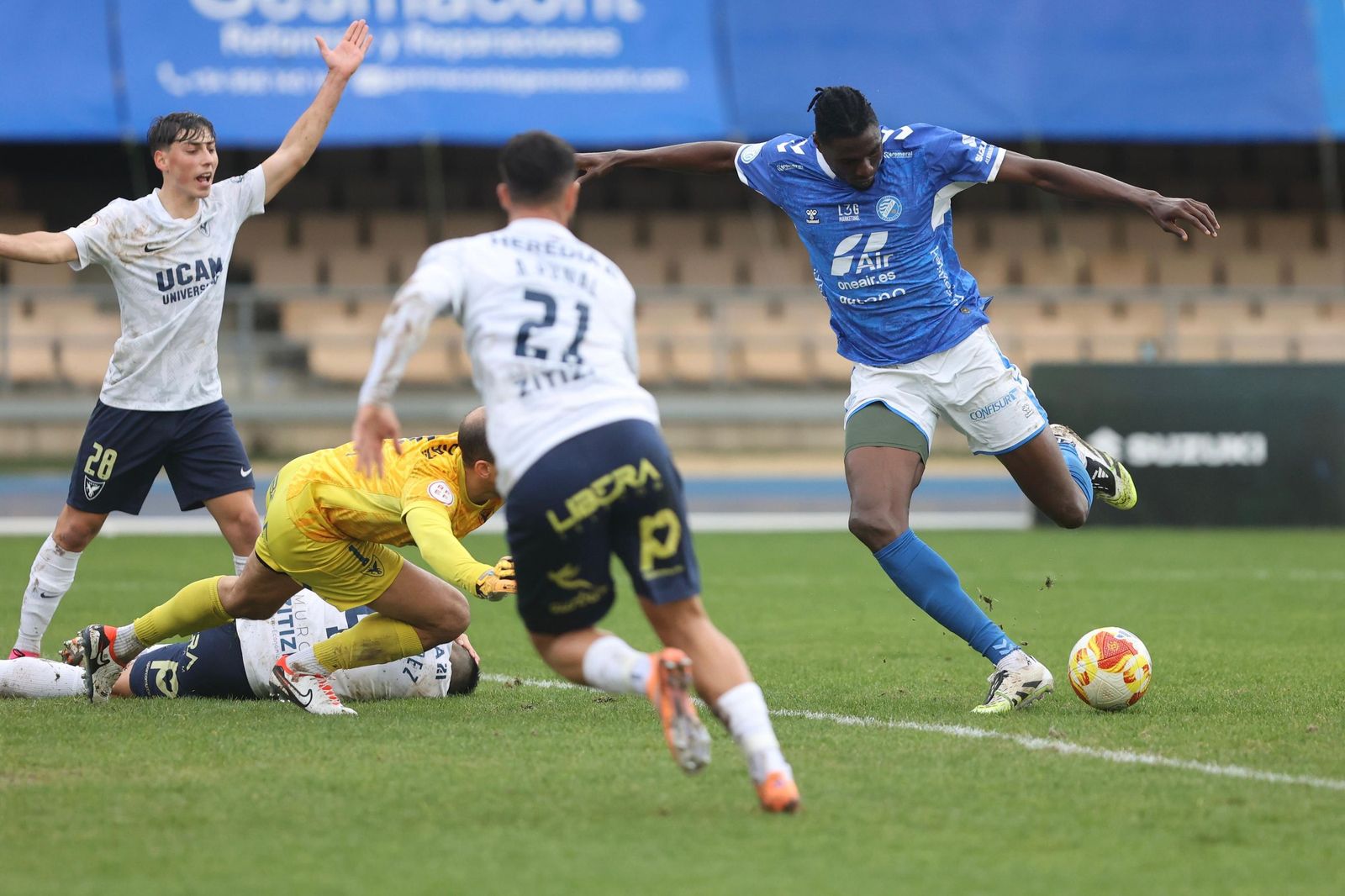 Udom remata dentro del área.